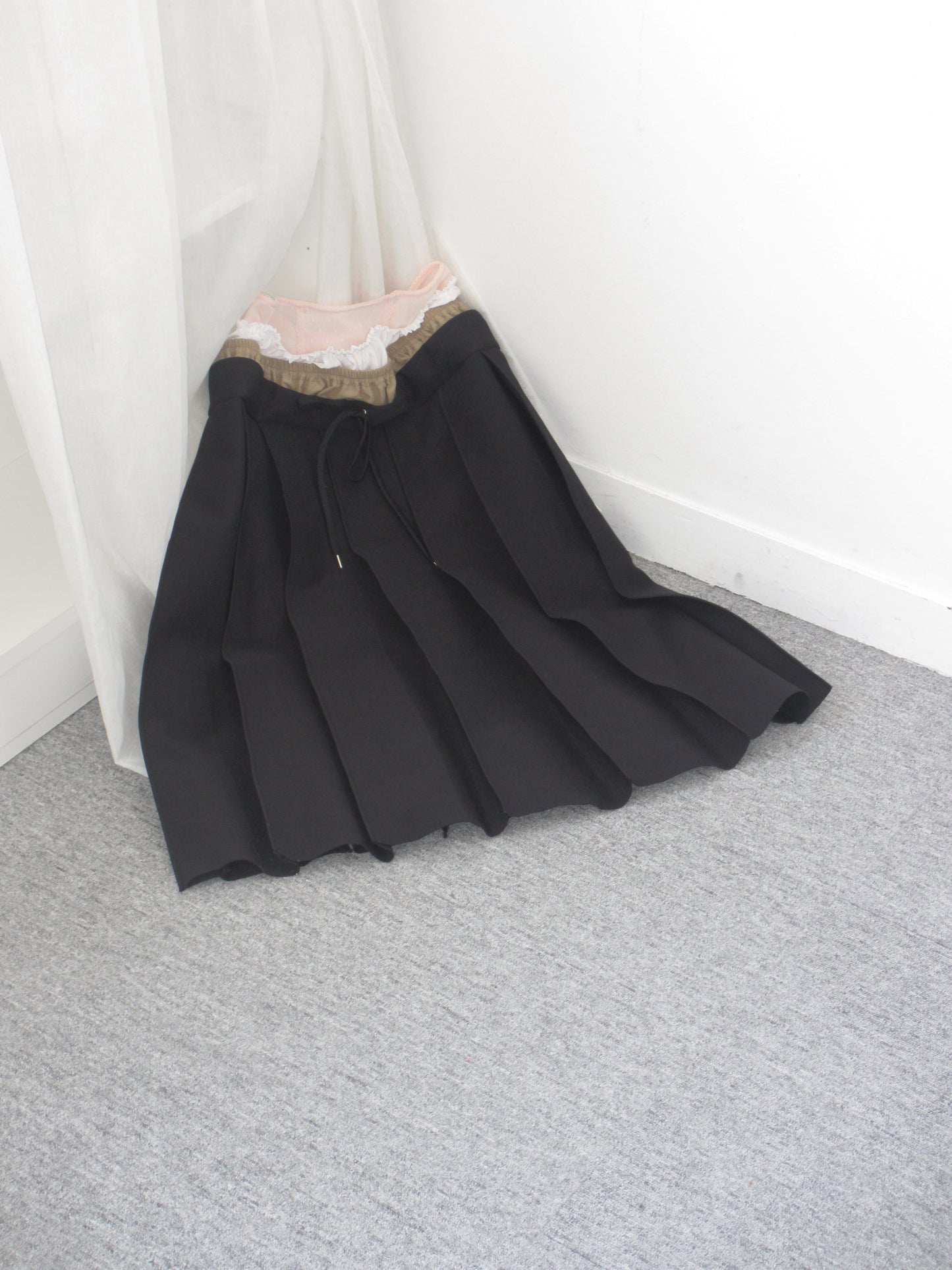 ”HP" layered pleats skirt